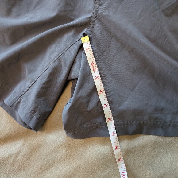 Under Armor Athletic Shorts - L - Picture 6 of 6